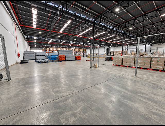 8,300M² WAREHOUSE TO LET IN ROBERTSHAM